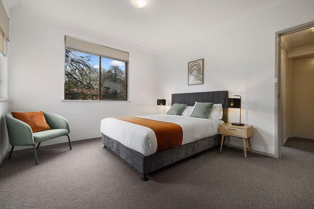 2 Schlafzimmer, Schreibtisch, Bügeleisen/Bügelbrett