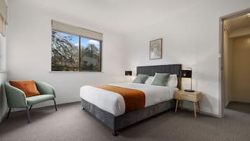 2 bedrooms, desk, iron/ironing board, free cribs/infant beds
