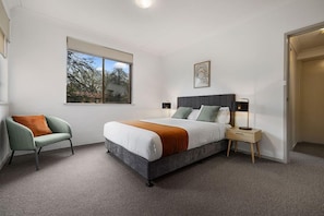 2 bedrooms, desk, iron/ironing board, free cots/infant beds - Oxley Court Serviced Apartments (Griffith)