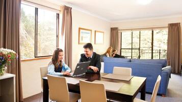 2 chambres, bureau, fer et planche à repasser, lits bébé (gratuits)