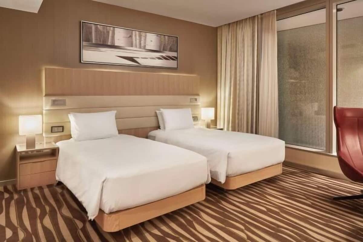 Hypo-allergenic bedding, minibar, in-room safe, desk