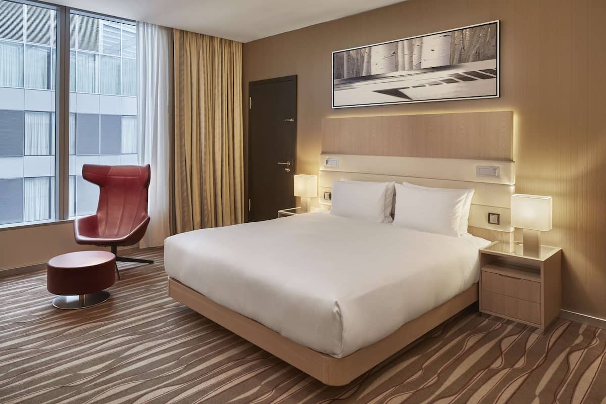 Hypo-allergenic bedding, minibar, in-room safe, desk