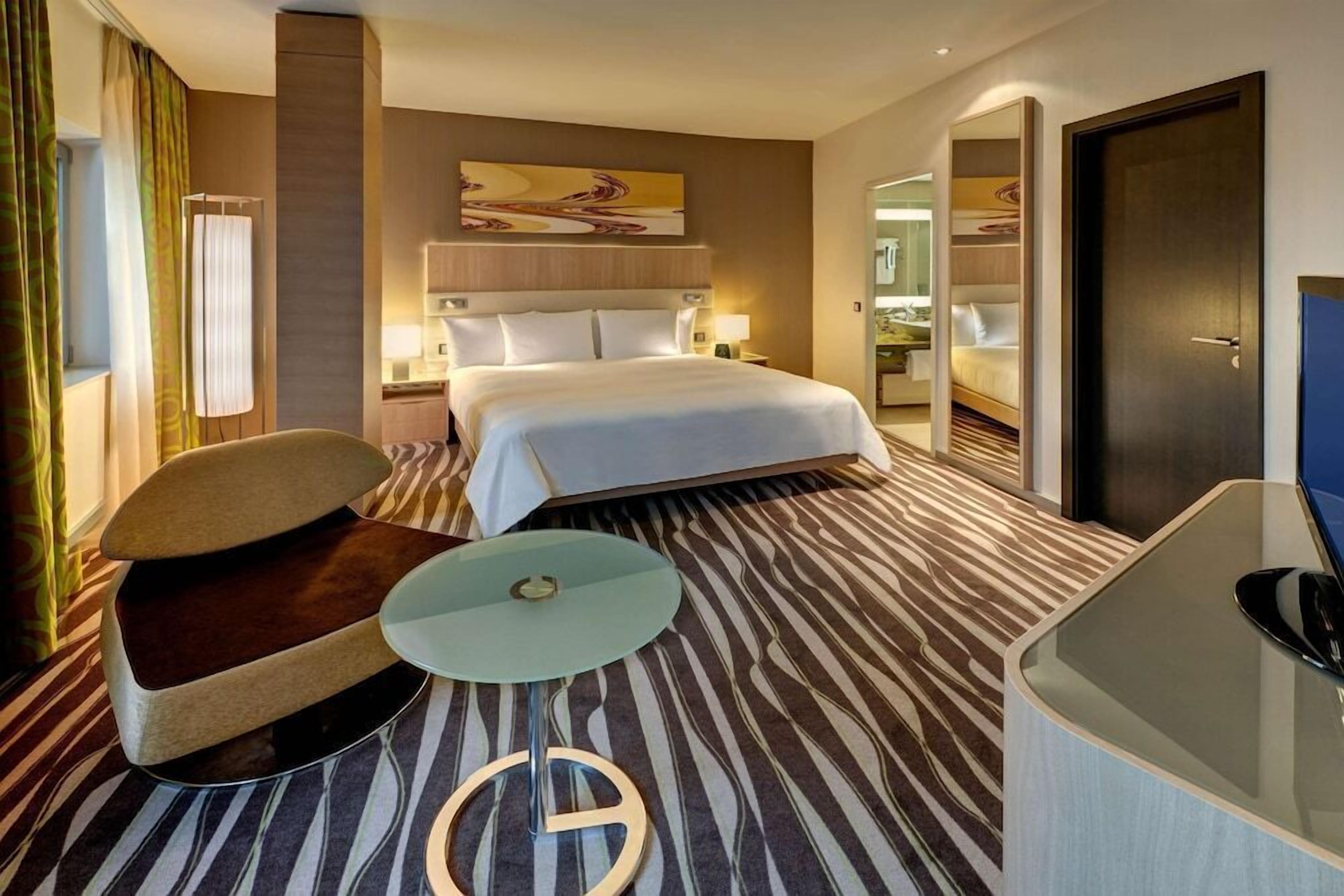 Hypo-allergenic bedding, minibar, in-room safe, desk
