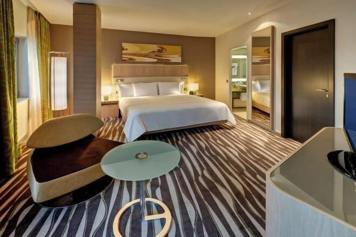 Hypo-allergenic bedding, minibar, in-room safe, desk