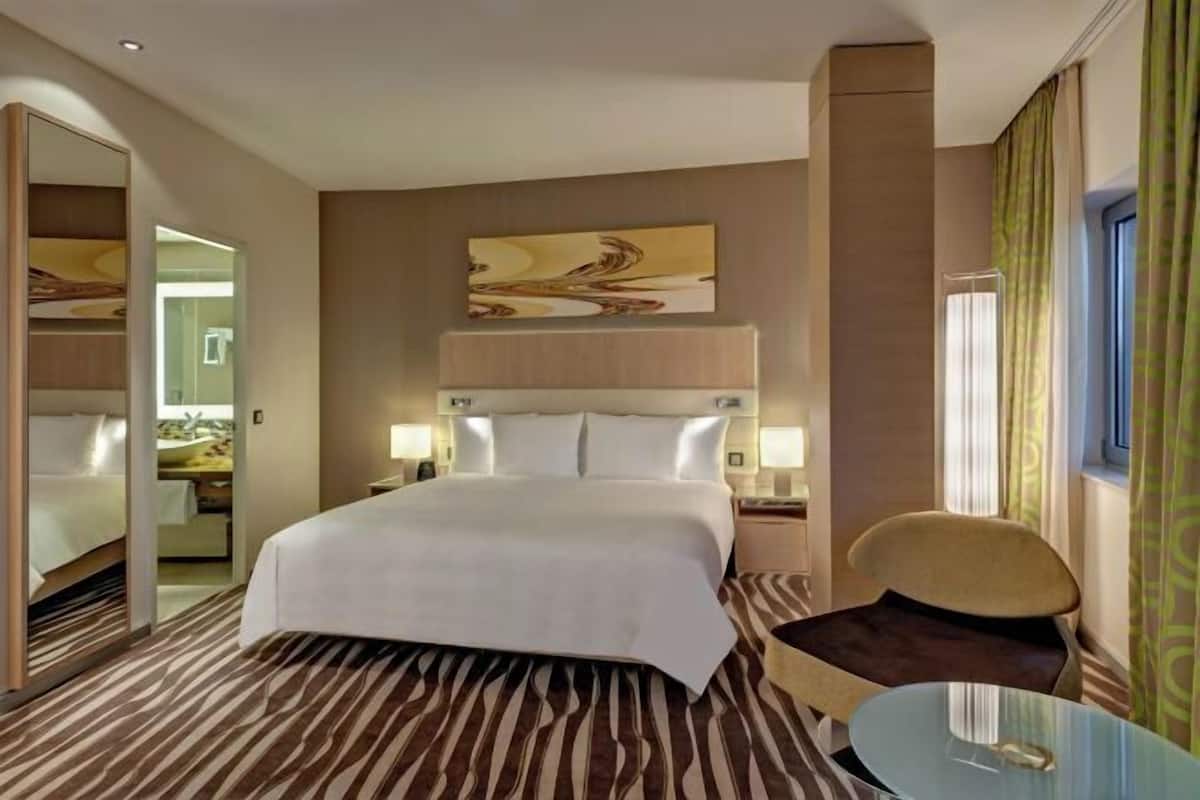 Hypo-allergenic bedding, minibar, in-room safe, desk