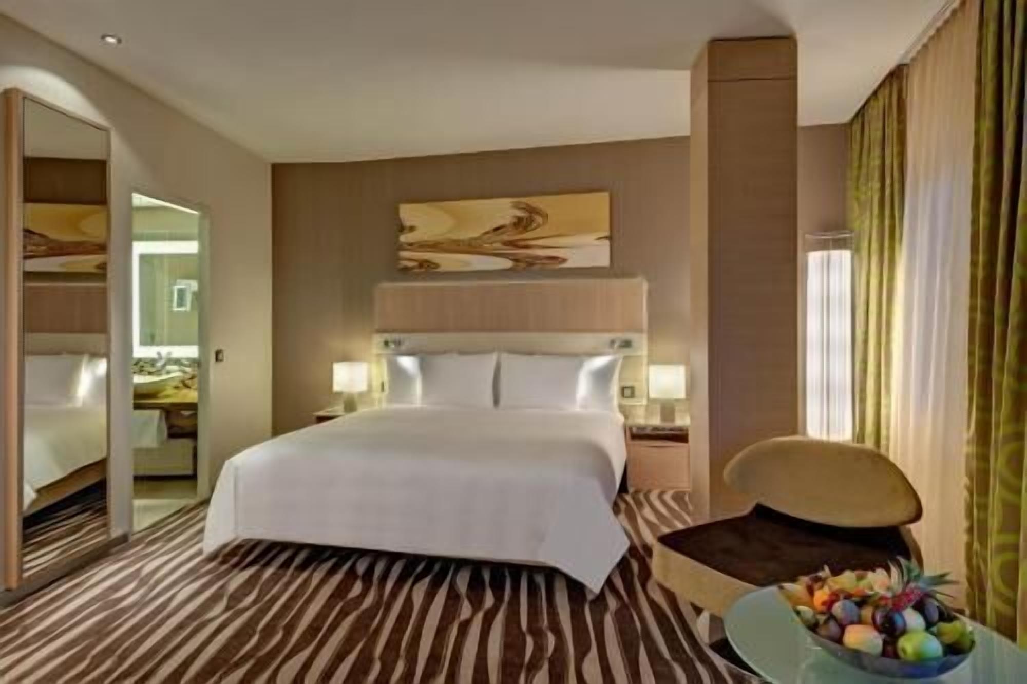 Hypo-allergenic bedding, minibar, in-room safe, desk