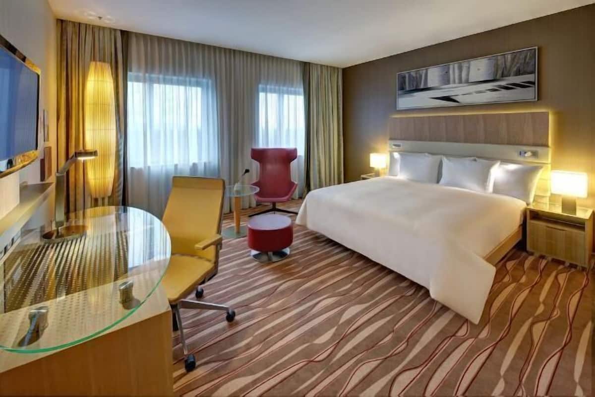 Hypo-allergenic bedding, minibar, in-room safe, desk