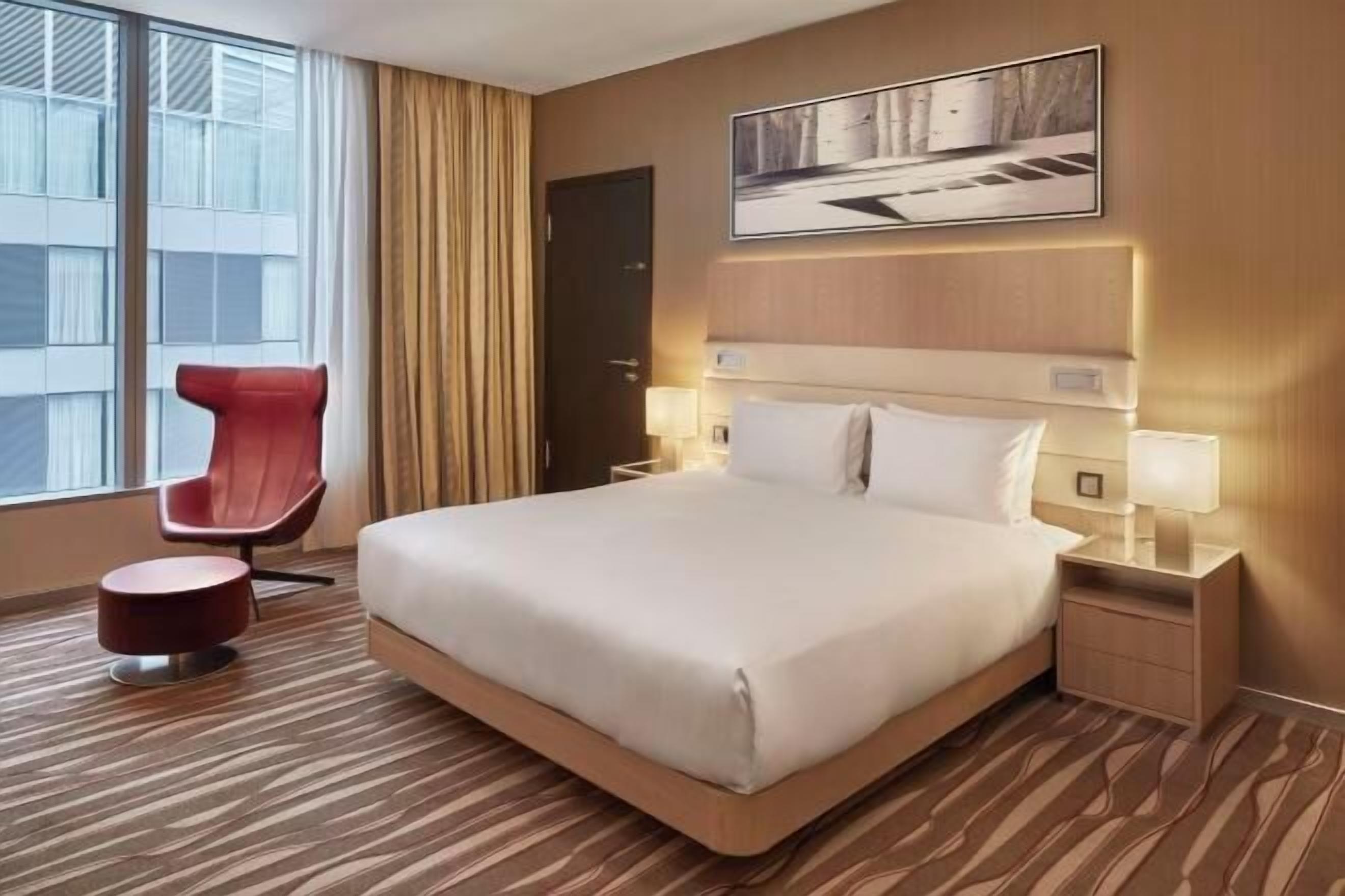 Hypo-allergenic bedding, minibar, in-room safe, desk