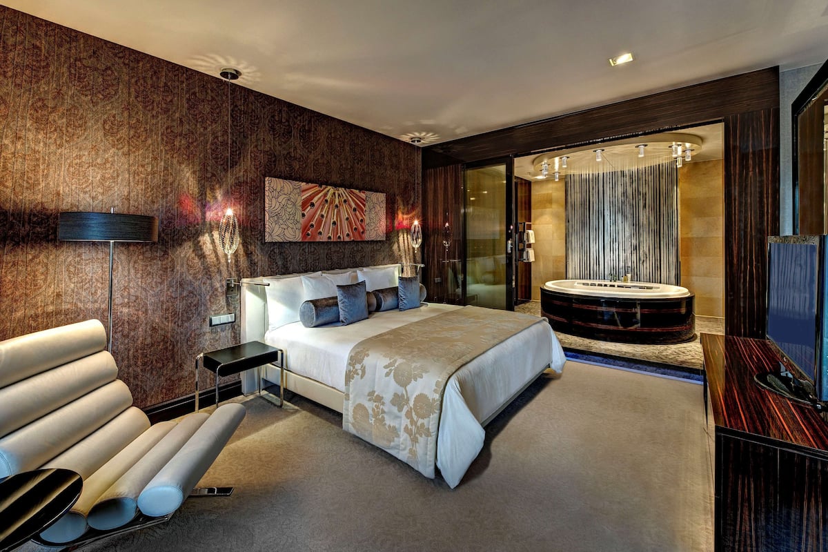 Presidential Suite | Hypo-allergenic bedding, minibar, in-room safe, desk