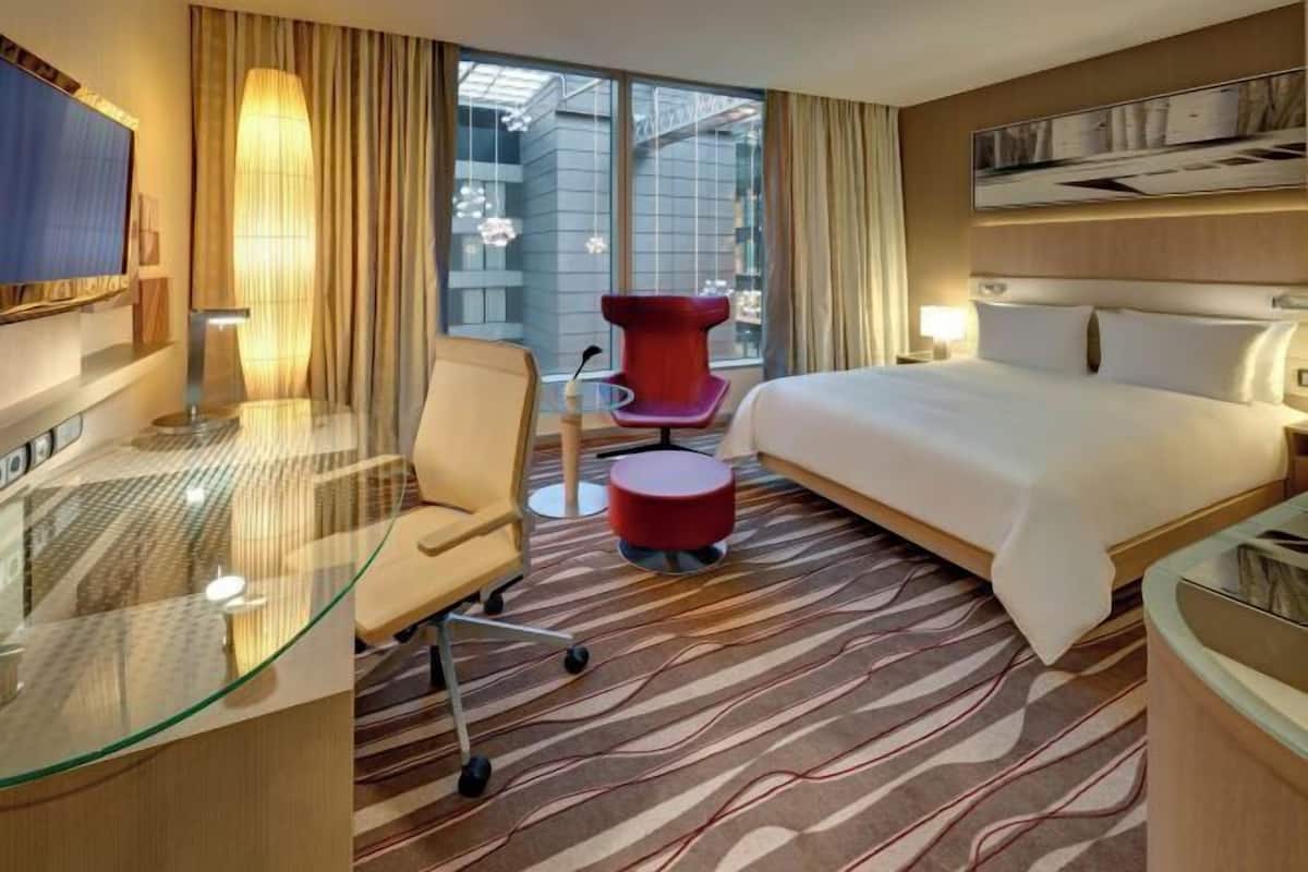 Hypo-allergenic bedding, minibar, in-room safe, desk