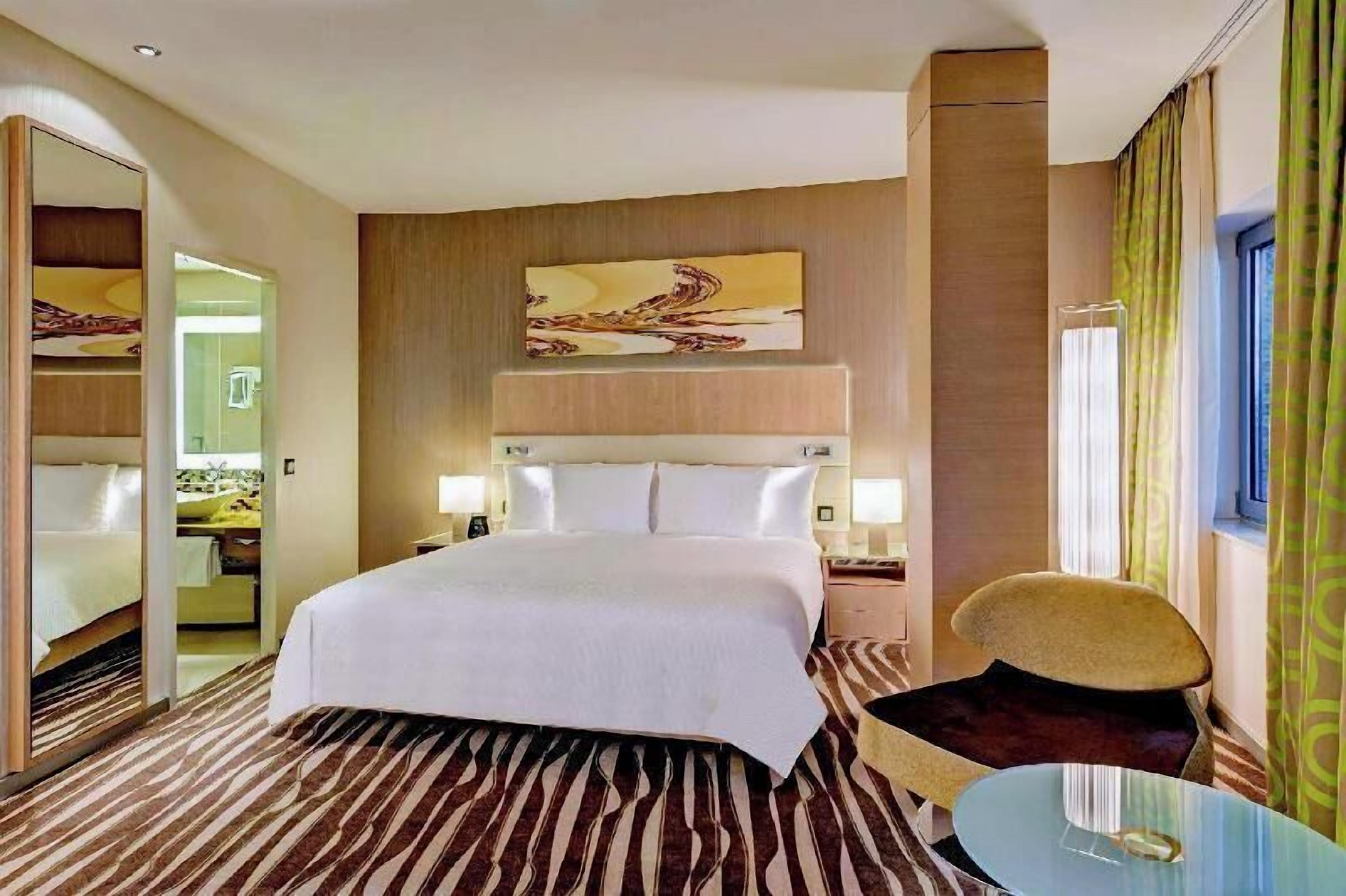 Hypo-allergenic bedding, minibar, in-room safe, desk