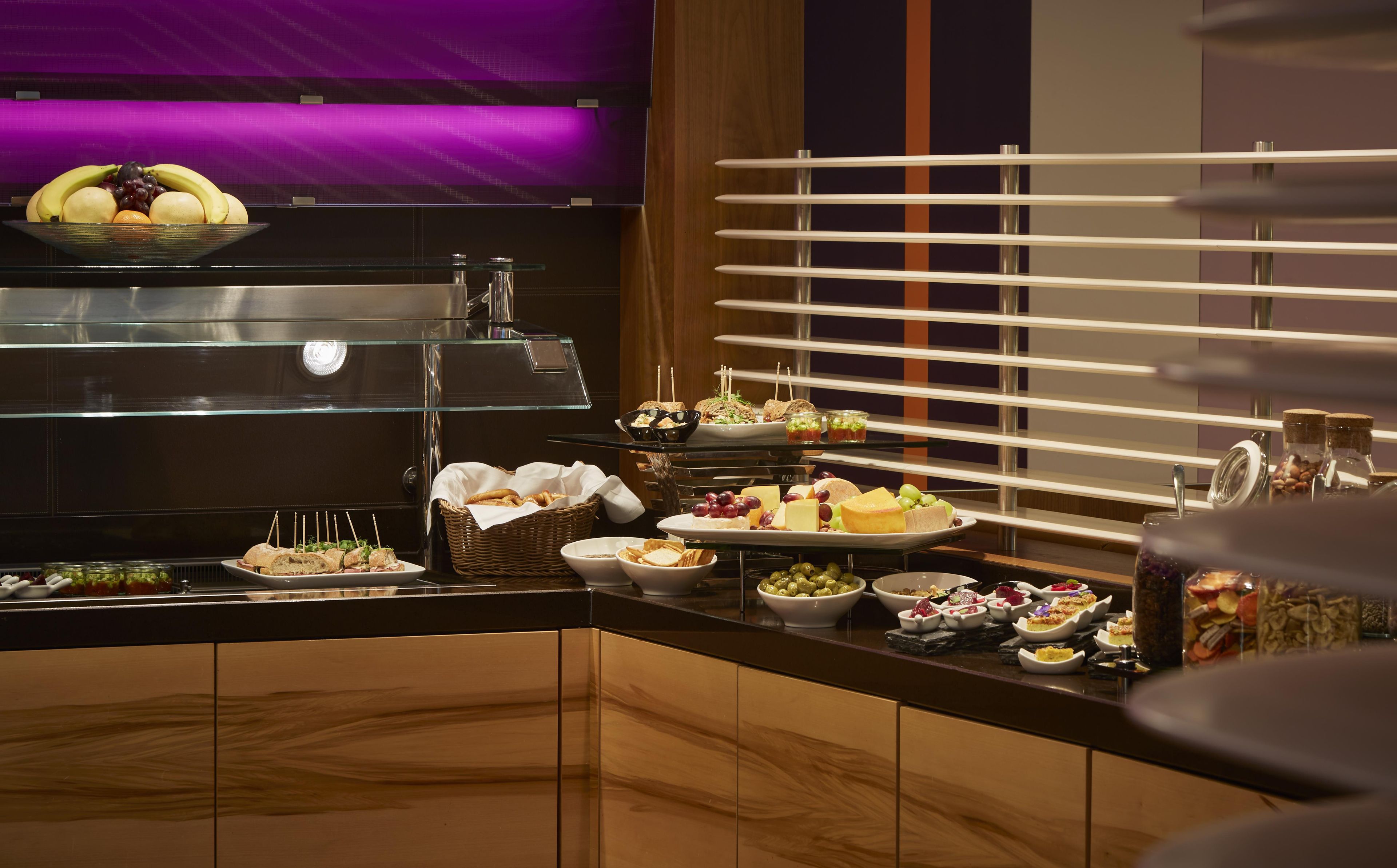 Un buffet proposant une variété de plats et une vitrine réfrigérée.