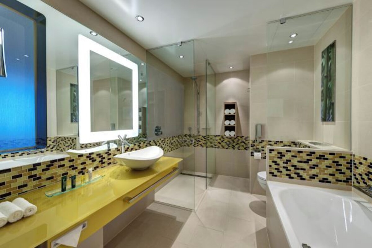 Separate bathtub and shower, free toiletries, hair dryer, slippers