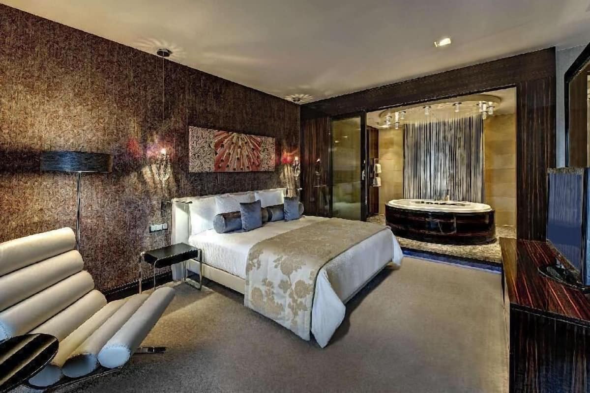 Hypo-allergenic bedding, minibar, in-room safe, desk