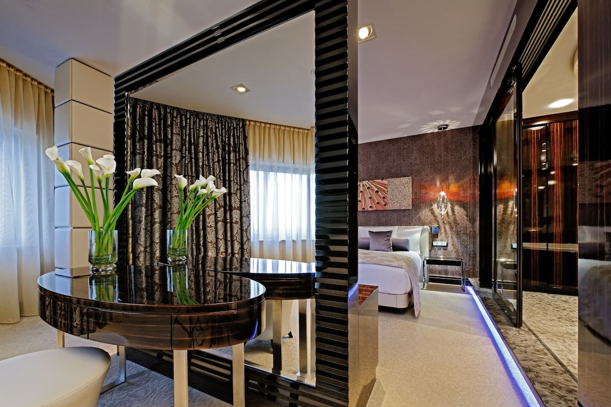 presidential suite | hypo-allergenic bedding, minibar, in-room safe, desk