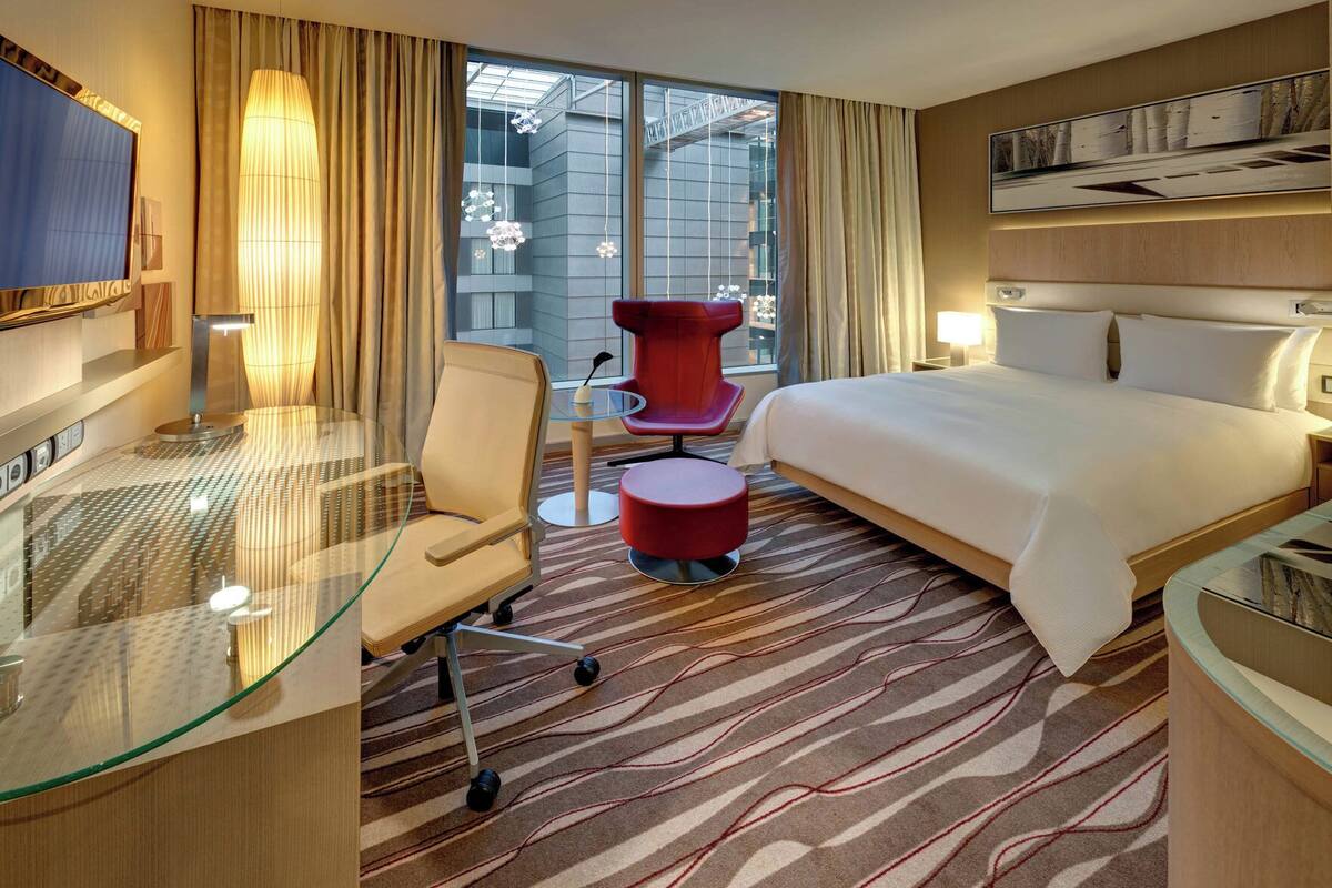 Hypo-allergenic bedding, minibar, in-room safe, desk