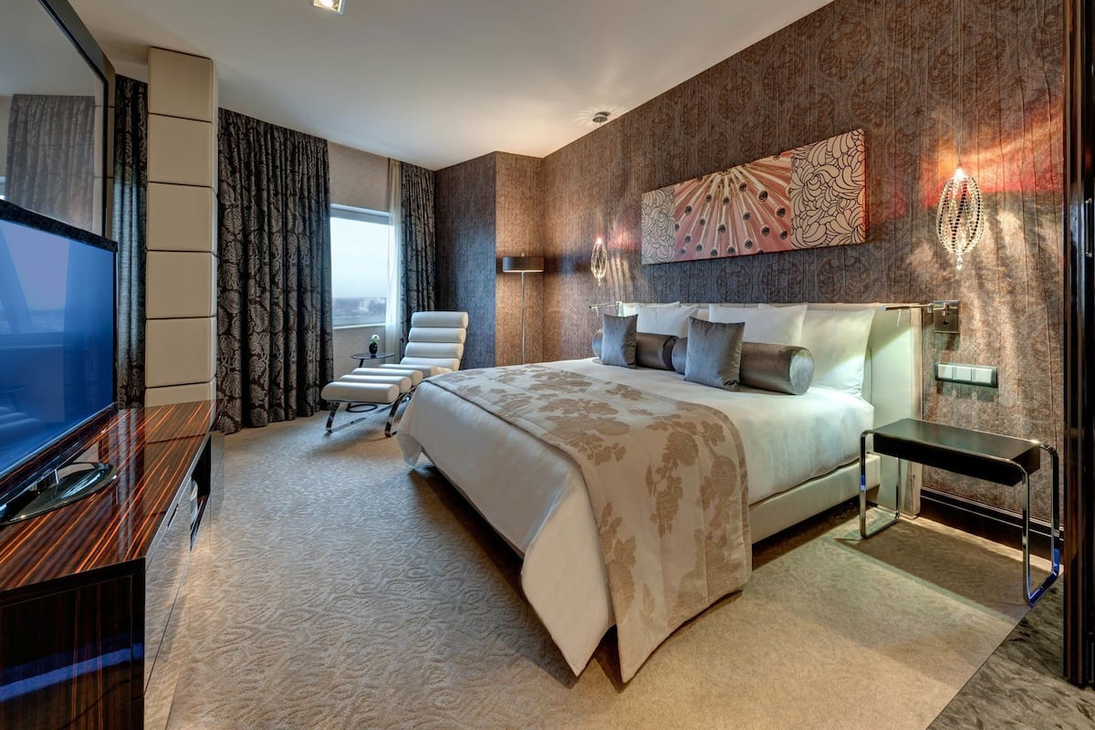 Hypo-allergenic bedding, minibar, in-room safe, desk