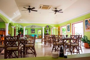 Se sirven desayunos, almuerzos y cenas; cocina caribeña