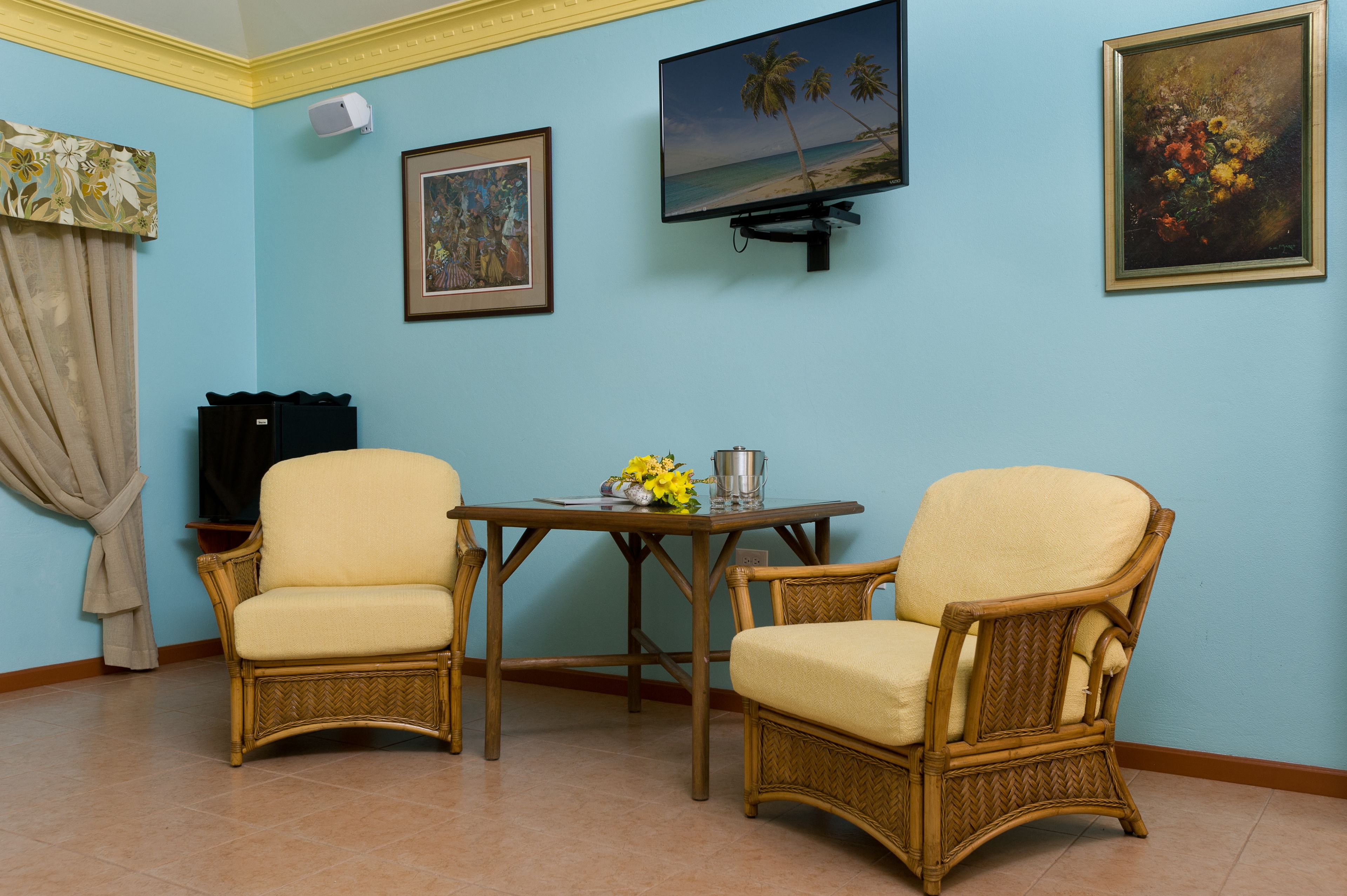 premium suite, 2 queen beds, garden view | living area | lcd tv, dvd player