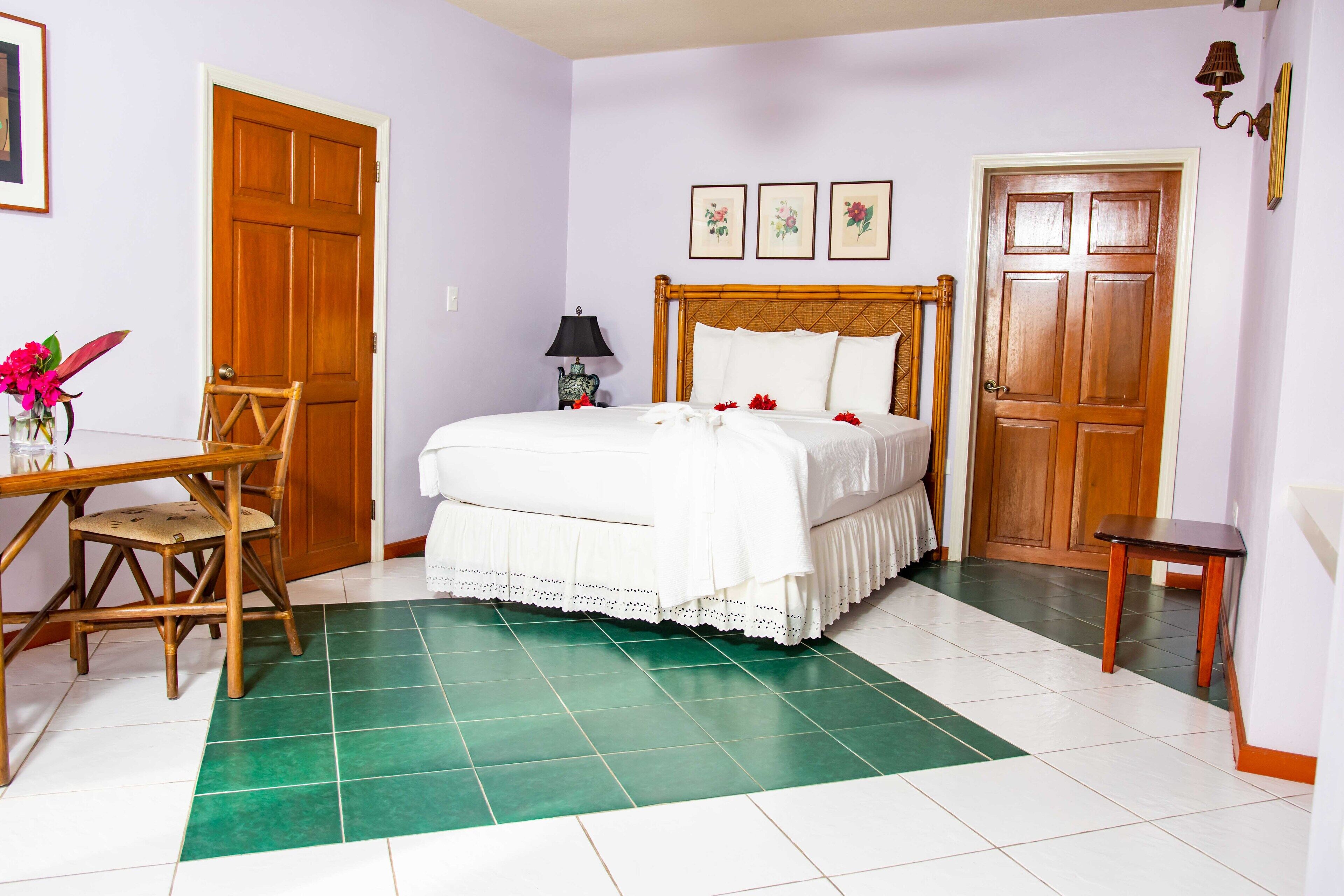 deluxe room, 1 queen bed, patio | 1 bedroom, egyptian cotton sheets, premium bedding, pillow-top beds