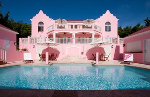 สระว่ายน้ำกลางแจ้ง