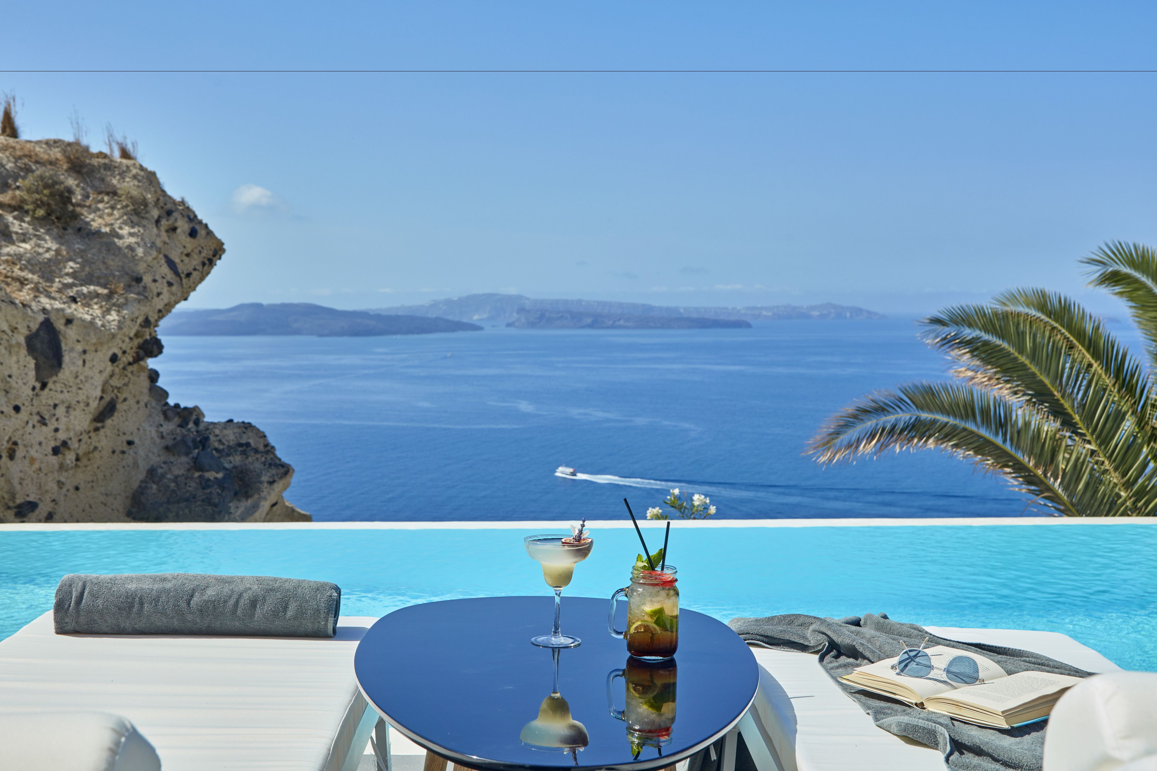 Una piscina al aire libre, sillones reclinables de piscina