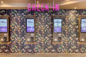 Reception - Premier Inn Birmingham Nec/Airport (Birmingham)
