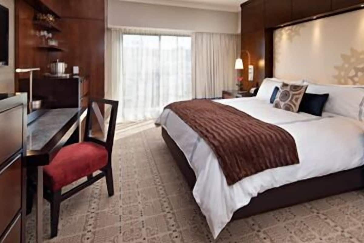 Deluxe Room, 1 King Bed | In-room safe, blackout curtains, free cots/infant beds, free WiFi