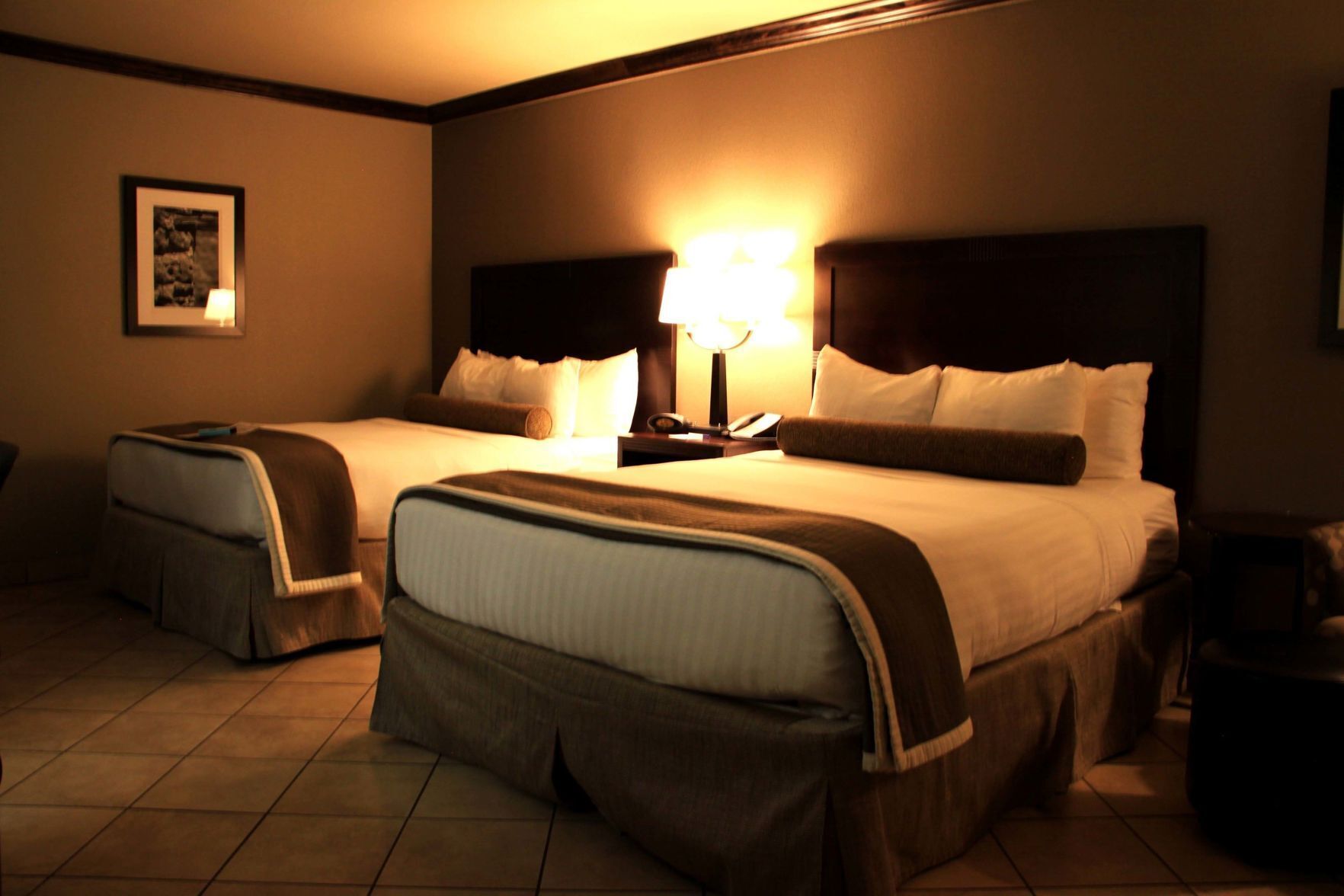 Een bureau, een strijkplank/strijkijzer, wifi (toeslag), beddengoed