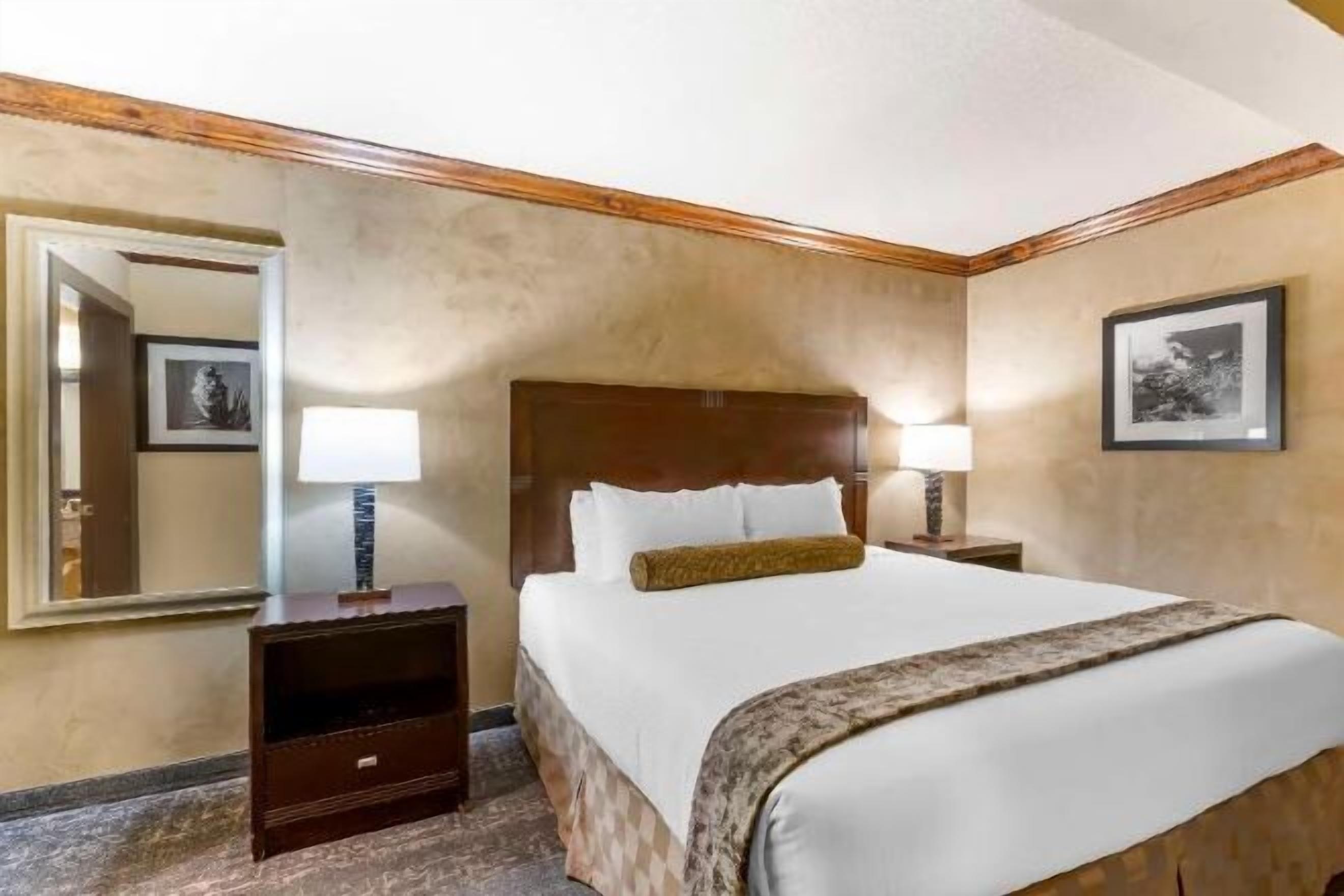 Desk, iron/ironing board, WiFi, bed sheets