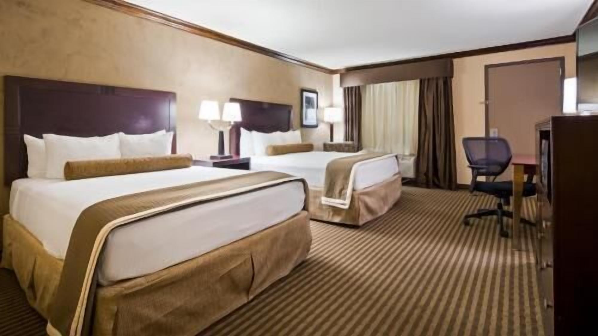 Een bureau, een strijkplank/strijkijzer, wifi (toeslag), beddengoed