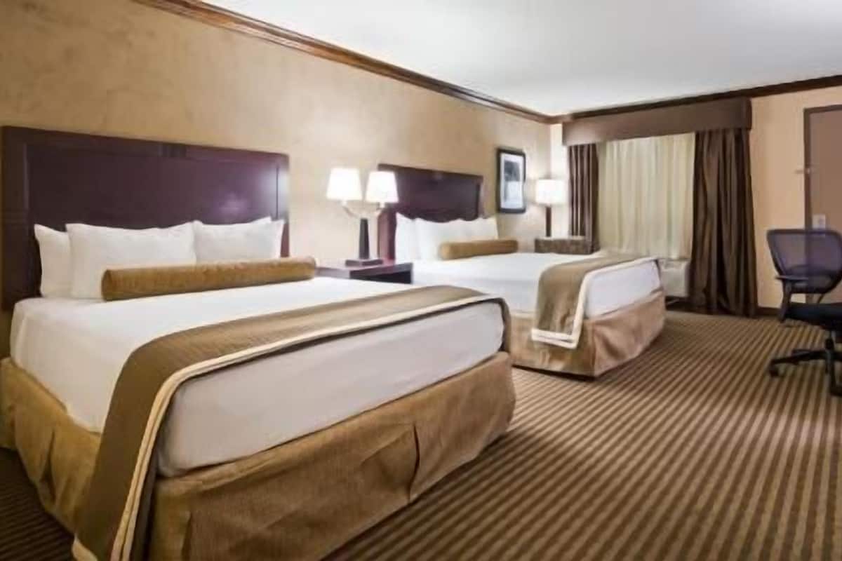 Desk, iron/ironing board, WiFi, bed sheets