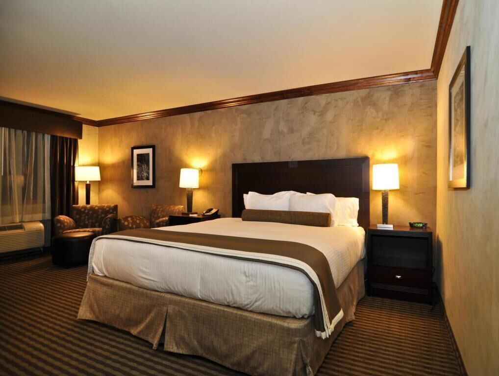 Een bureau, een strijkplank/strijkijzer, wifi (toeslag), beddengoed