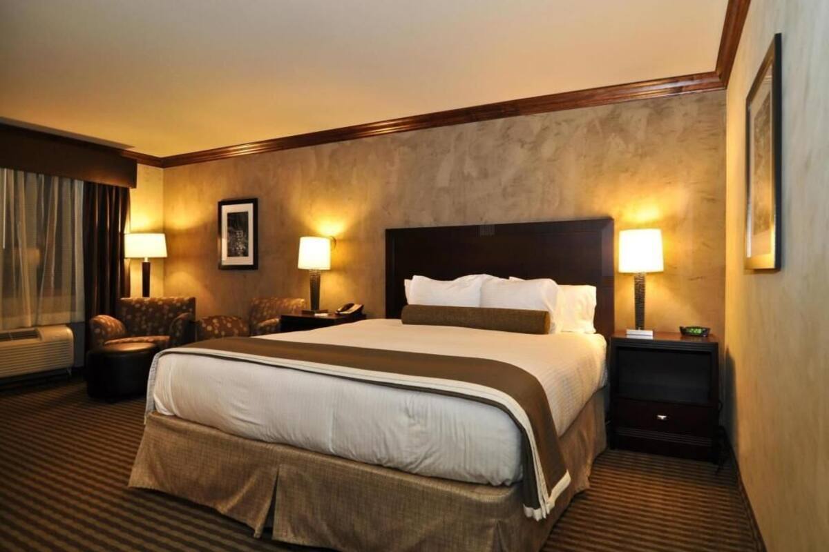 Desk, iron/ironing board, WiFi, bed sheets