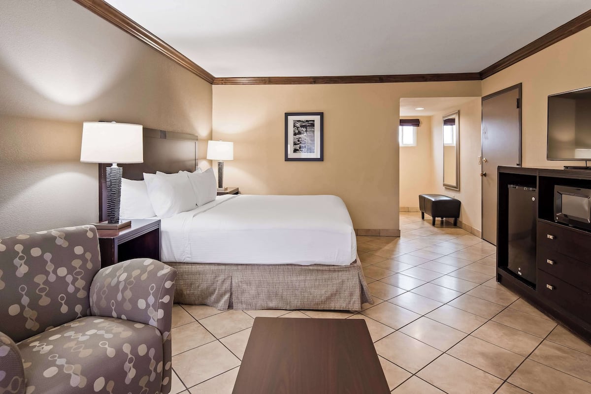 desk, iron/ironing board, wifi, bed sheets