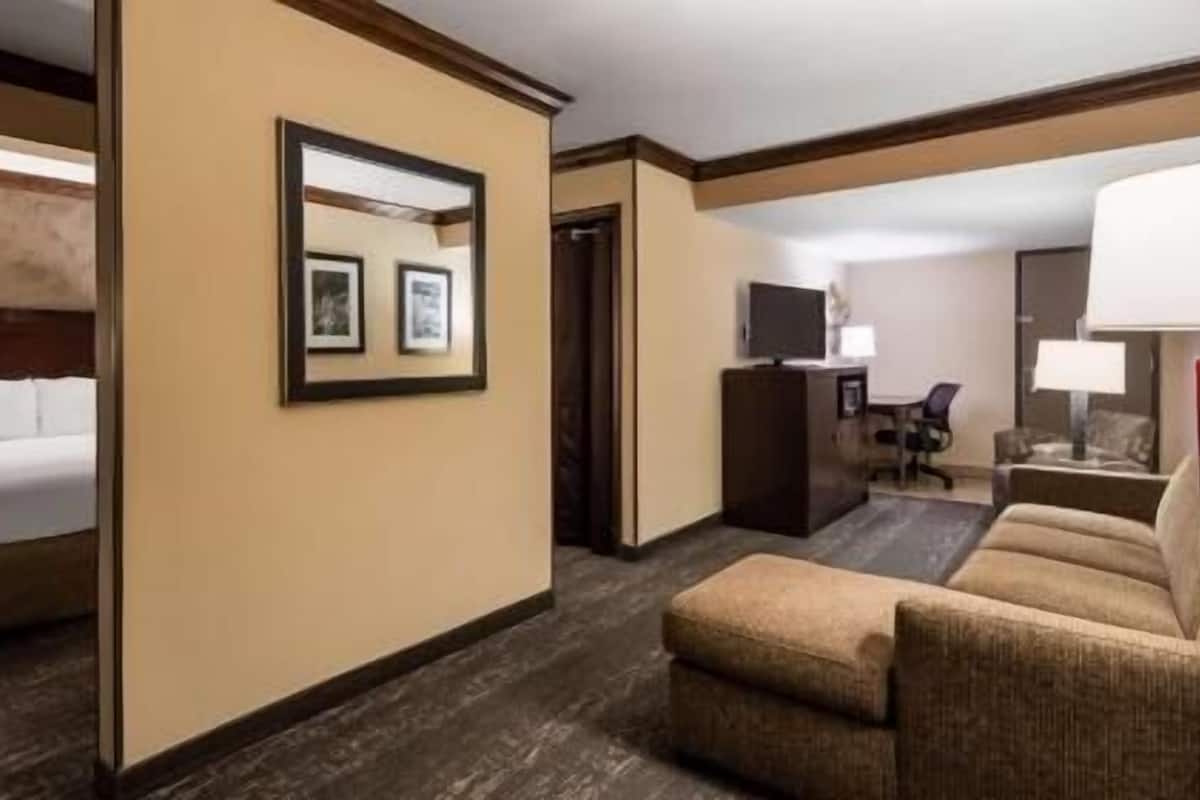 Desk, iron/ironing board, WiFi, bed sheets