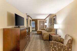 套房, 1 张特大床, 无烟房, 冰箱和微波炉 (with Sofabed) | 办公桌、熨斗/熨衣板、收费 WiFi、床单