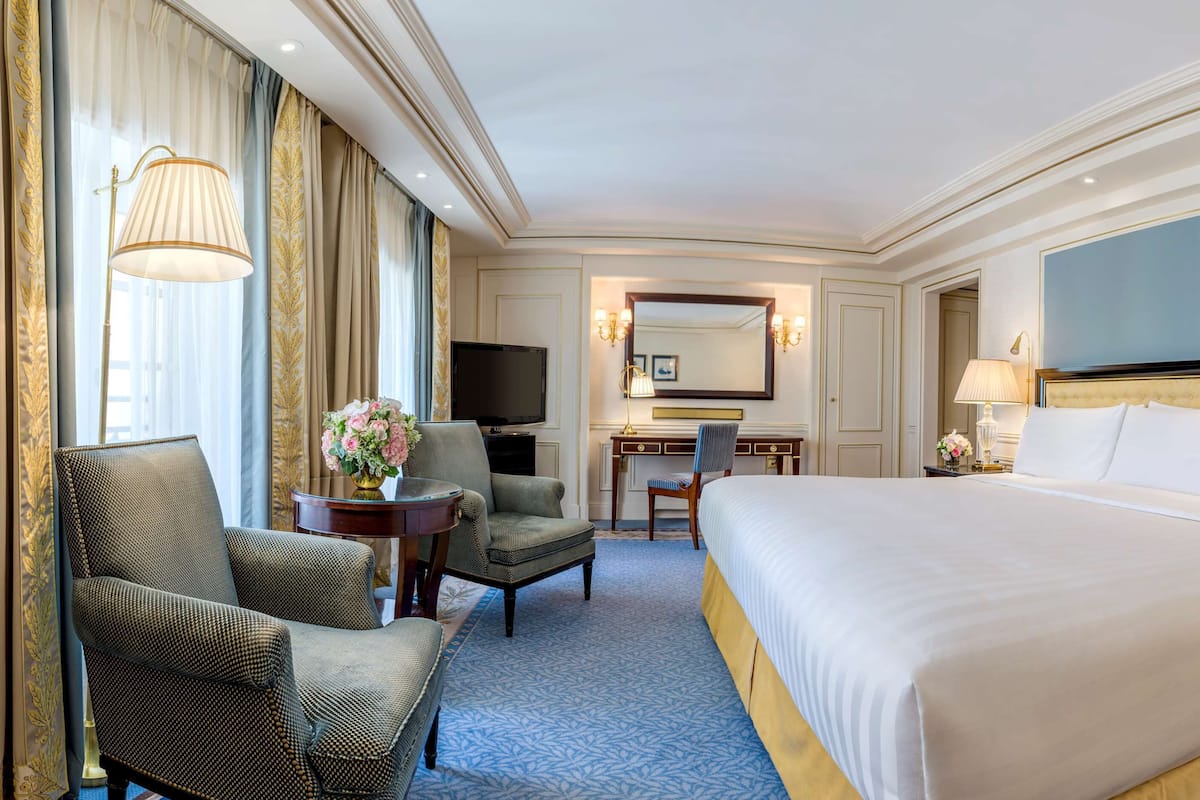 1 bedroom, Egyptian cotton sheets, premium bedding, down comforters