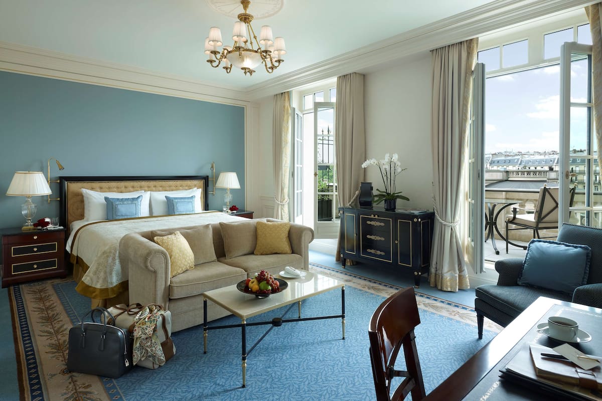 1 bedroom, Egyptian cotton sheets, premium bedding, down comforters