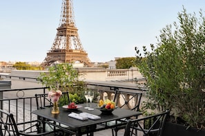 Duplex Terrace Eiffel view suite | View from property - Shangri-La Paris (Paris)