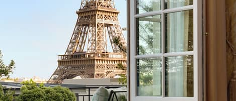 Duplex, vista para a cidade (Duplex Suite, Eiffel View) | Área de estar | TV de tela plana 43 polegadas com canais a cabo, TV, filmes pagos