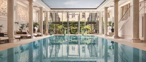 Indoor pool, sun loungers