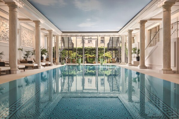 Indoor pool, sun loungers