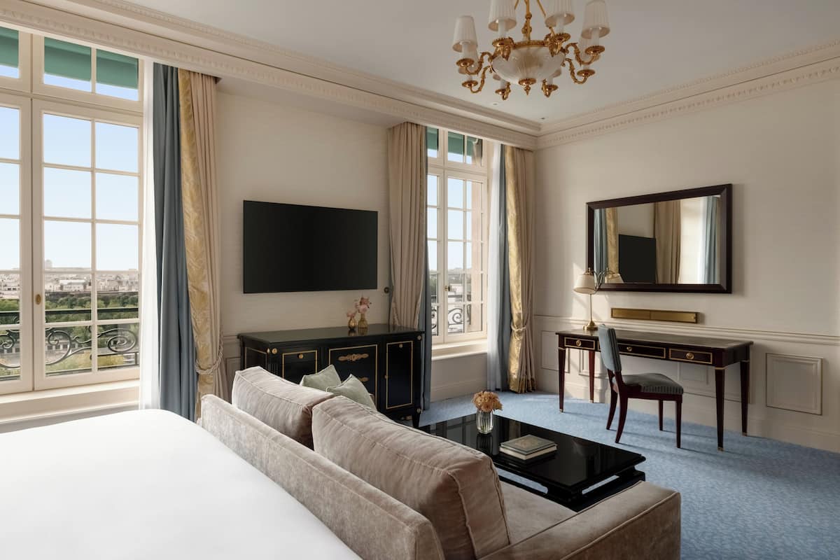 1 bedroom, Egyptian cotton sheets, premium bedding, down comforters