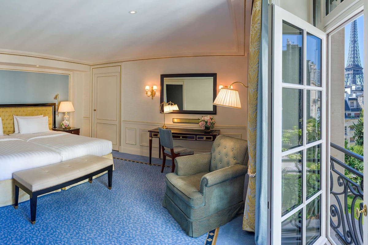 1 bedroom, Egyptian cotton sheets, premium bedding, down comforters