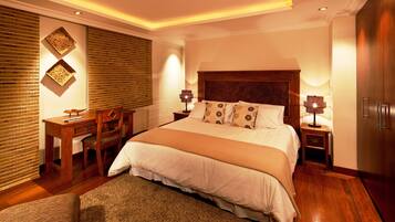 Ropa de cama de alta calidad y caja de seguridad en la habitación