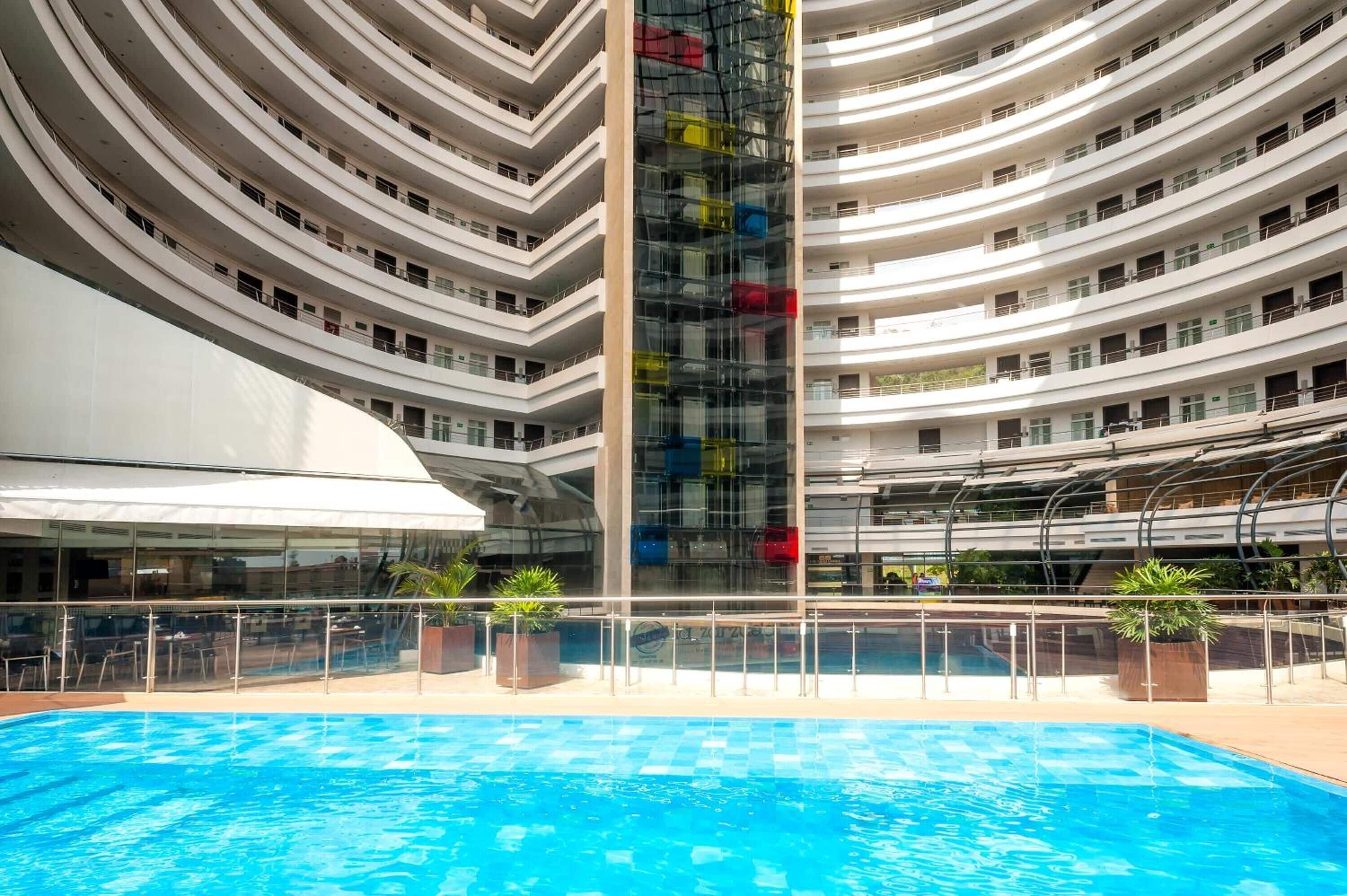 Piscine extérieure, cabanons gratuits, chaises longues