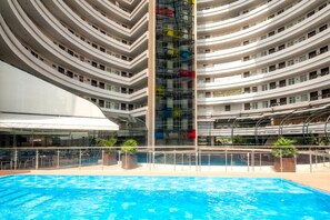 Una piscina al aire libre, camas de piscina gratis