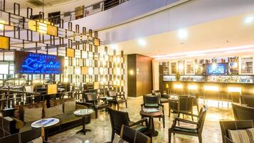 Se sirven desayunos, comidas y cenas con vista a la alberca