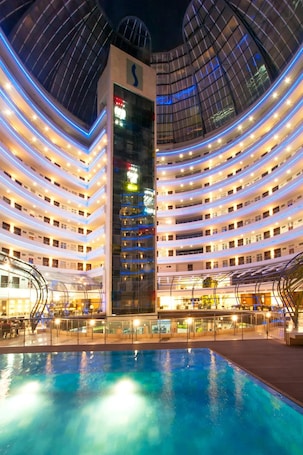 Outdoor pool, open 10:00 AM to 6:00 PM, free pool cabanas, pool loungers. Hotel Spiwak Chipichape Cali